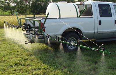 Slide-in Pickup Sprayer With Booms Spraying